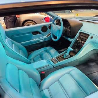 Jinde zas stálo Porsche 928 GTS se „šmoulím“ interiérem.