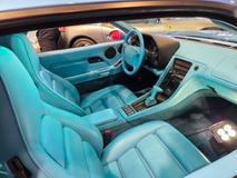 Jinde zas stálo Porsche 928 GTS se „šmoulím“ interiérem.