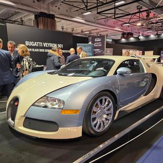 Bugatti Veyron loni oslavilo dvacet let, pořád je to ale dechberoucí stroj, který jako první pokořil hranici 400 km/h.