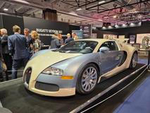 Bugatti Veyron loni oslavilo dvacet let, pořád je to ale dechberoucí stroj, který jako první pokořil hranici 400 km/h.