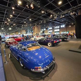 Pohled na „běžný“ stánek na pařížské výstavě Retromobile.