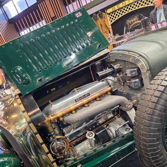 Pohled na motor slavného Bentley 4 1/2 Litre.