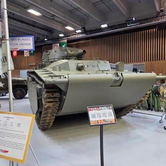 Obojživelné vozidlo LVT 4 amerického námořnictva z druhé světové války.