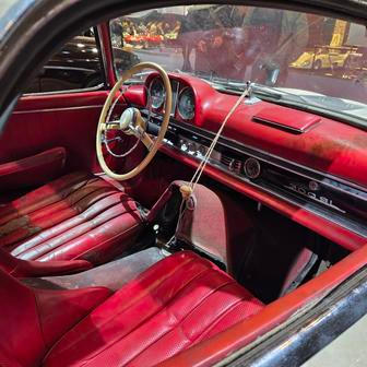 Zdaleka ale nenarazíte jen na nádherně zrenovované stroje: tento Mercedes 300 SL z roku 1960 byl nalezen ve stodole a skutečně vypadá takto. Kdo by měl zájem, přímo Mercedes nabízí tohle auto k prodeji.