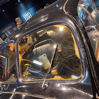 Takto pro změnu vypadá čelní sklo dochovaného prototypu Bugatti Typ 64 z roku 1939. Vývoj přerušila druhá světová válka.