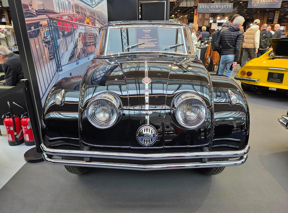 Na výstavě Retromobile v Paříži se objevila na prodej Tatra 77A z roku 1935. Prodejce za ni chce 935 tisíc eur, asi 22,7 milionu korun.