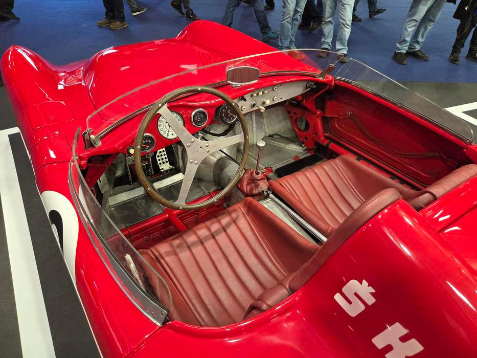 Základem je trubkový rám, karoserie je ze sklolaminátu.