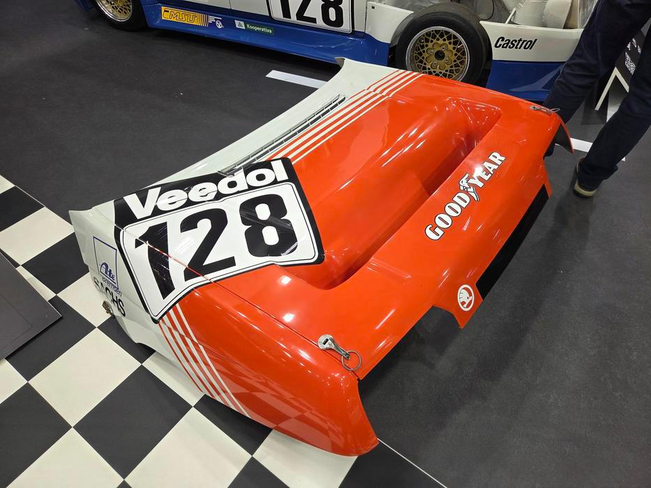 Kromě něj ukazuje Škoda třeba i okruhový Favorit 136 L/H z roku 1991, jehož kapota se neotevírá, nýbrž demontuje.