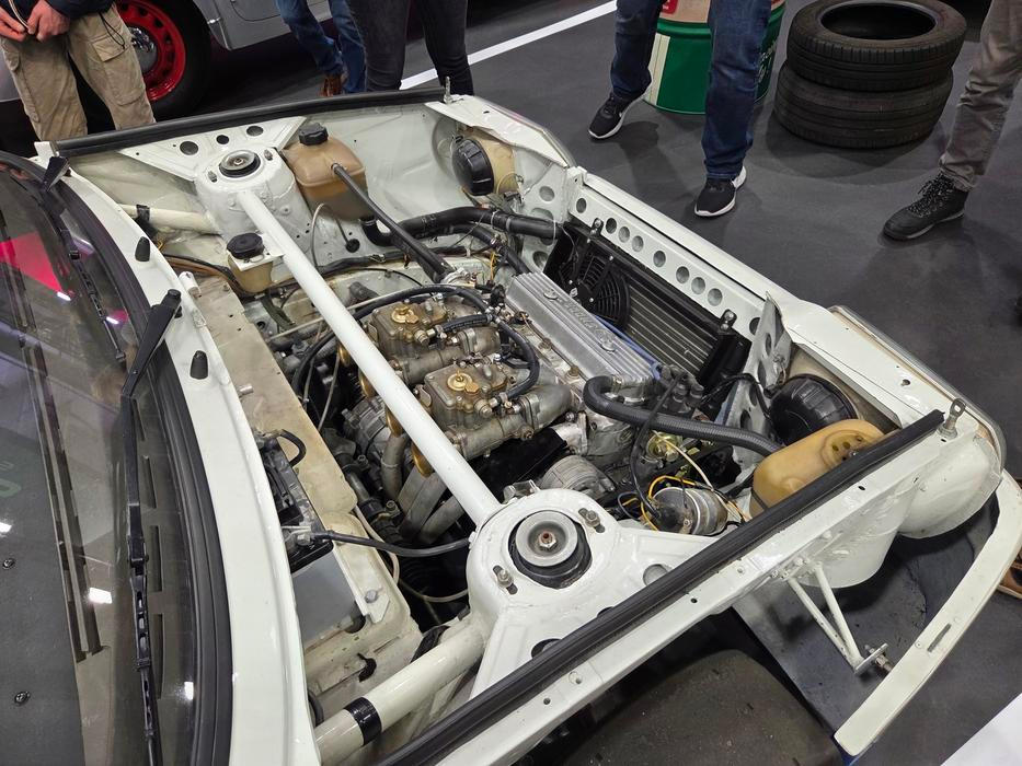 Podobně jako u sériového auta je pod ní motor, nicméně jde o zážehovou šestnáctistovku v kombinaci s manuální šestistupňovou převodovkou. Toto auto konkrétně jezdilo třeba ve Veedol Cup na Nürburgringu.