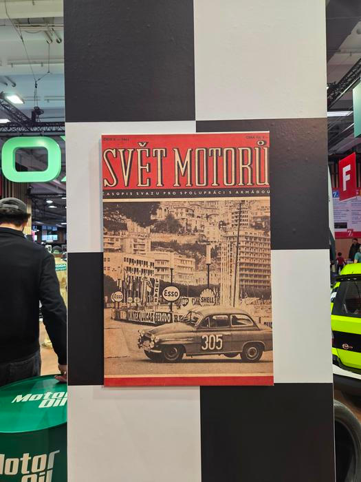 Nechybí dobové časopisy propagující závodní úspěchy značky.