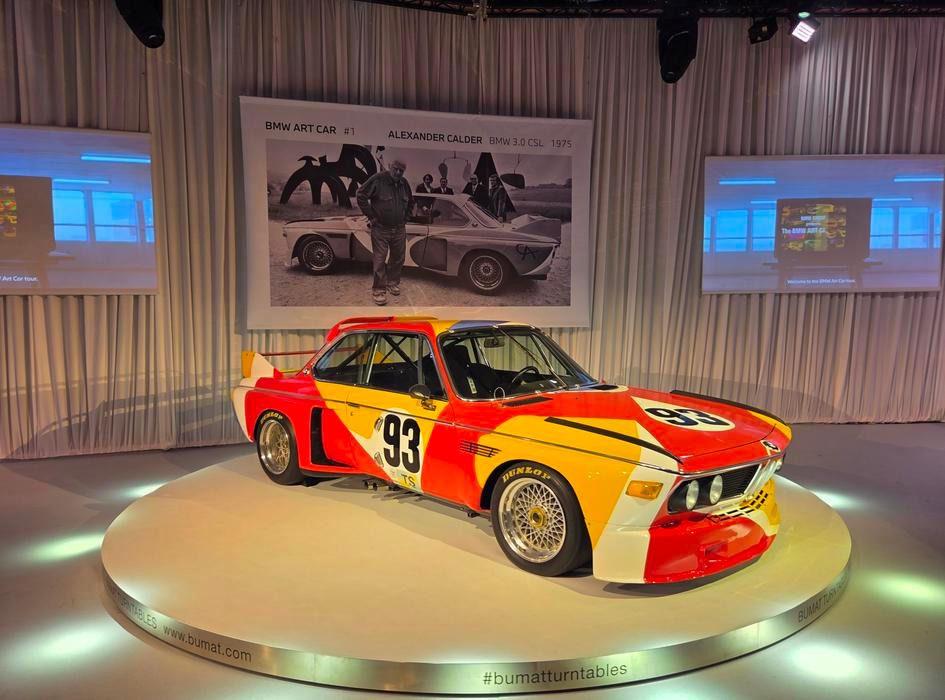 „Autem z plakátu“ padesátého ročníku výstavy Retromobile je úplně první BMW Art Car: kupé 3.0 CSL s designem od malíře a sochaře Alexandera Caldera.