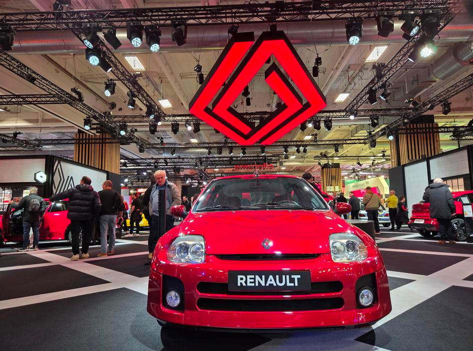 Renault postupně na světové trhy uvádí nové Clio, které doprovází slavní předchůdci. Třeba sportovní model Clio V6 s benzinovým šestiválcem vzadu uprostřed.