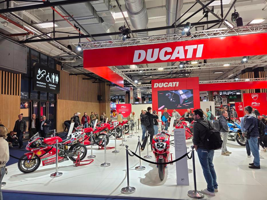 Kromě aut byly vystavené i motorky, velký stánek přivezlo Ducati.