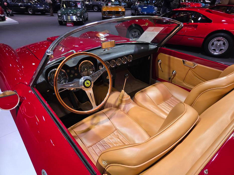 Mezi hlavní hvězdy patří dvojice Ferrari od karosárny Scaglietti: otevřená 250 GT LWB California Spider...