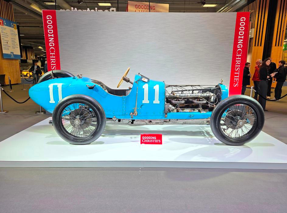 Dražit se bude i závodní speciál Ballot 3/8 LC Grand Prix z roku 1920 s řadovým třílitrovým osmiválcem. Ten stál 2,7 milionu eur.