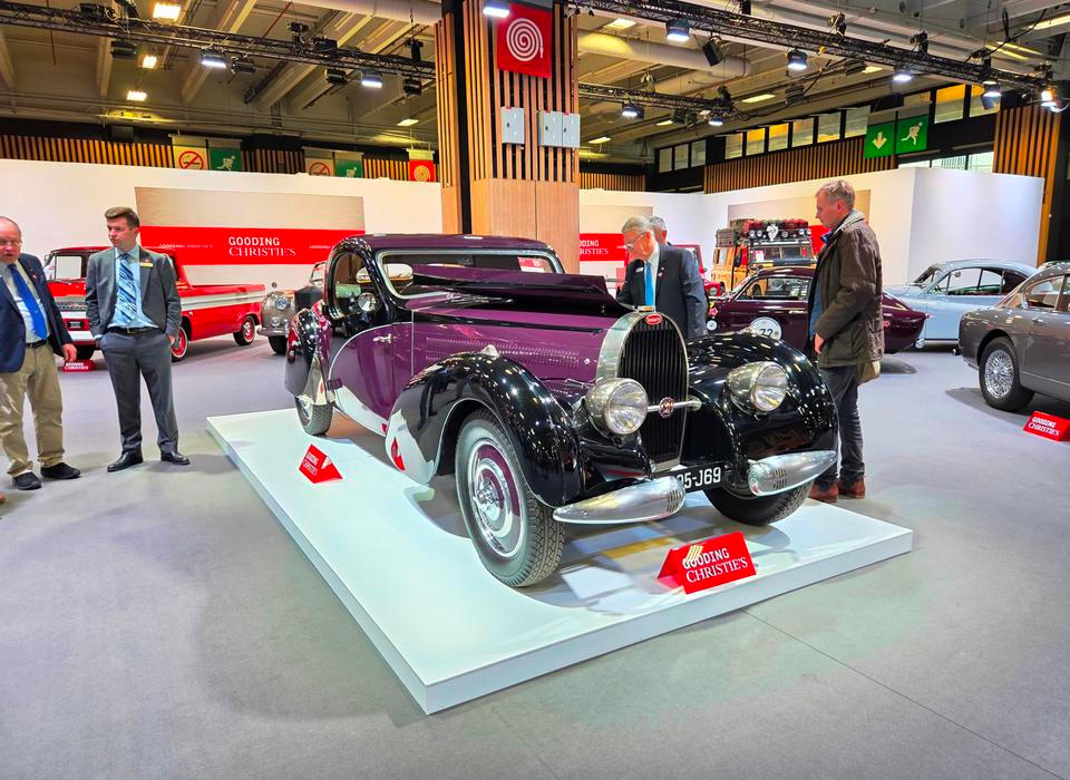 Naproti tomu Bugatti Typ 57C Atlante z roku 1938 se povedlo vydražit za dva miliony eur.