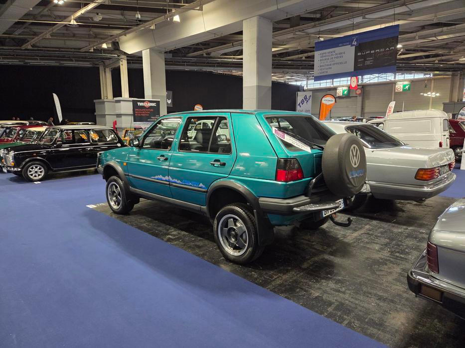 Přesně na hranici stanovené částky se pohyboval tento Golf Country.