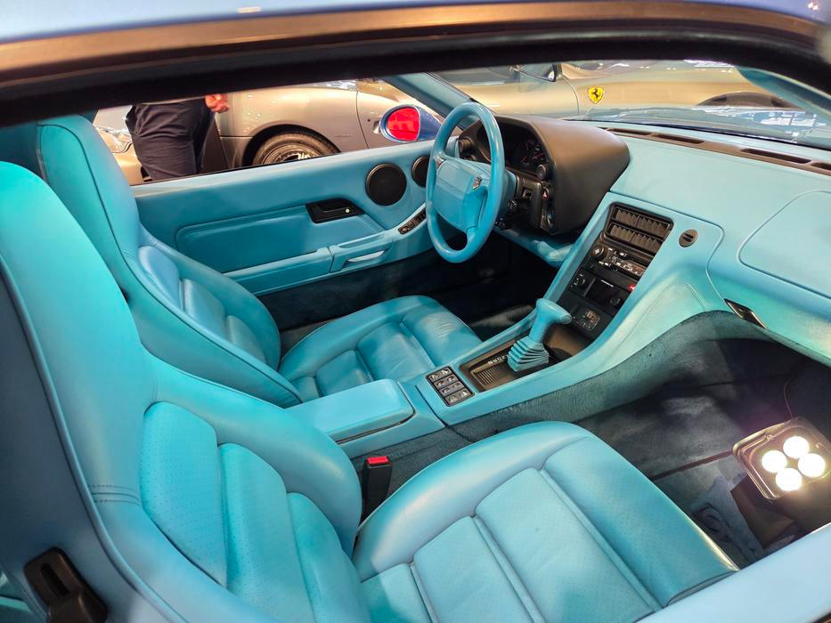 Jinde zas stálo Porsche 928 GTS se „šmoulím“ interiérem.