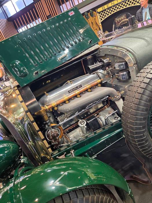 Pohled na motor slavného Bentley 4 1/2 Litre.