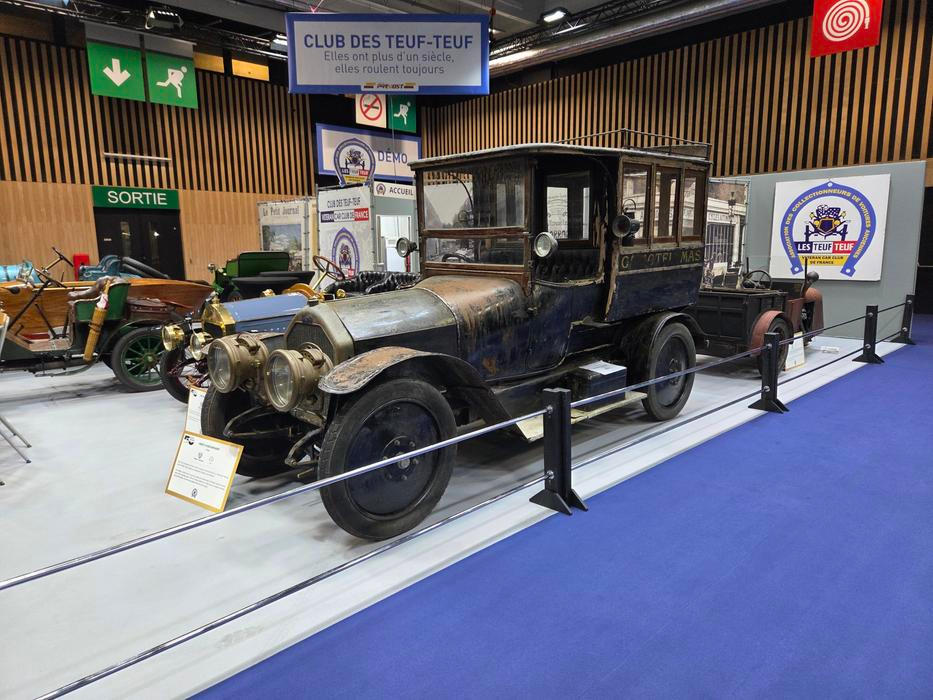 Stále častěji se objevují auta datovaná ještě před první světovou válku. Toto je třeba model zapomenuté francouzské značky Vinot & Deguingand.