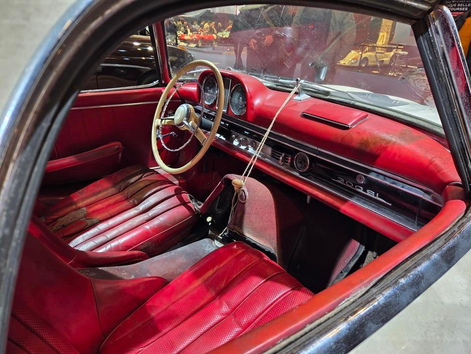 Zdaleka ale nenarazíte jen na nádherně zrenovované stroje: tento Mercedes 300 SL z roku 1960 byl nalezen ve stodole a skutečně vypadá takto. Kdo by měl zájem, přímo Mercedes nabízí tohle auto k prodeji.