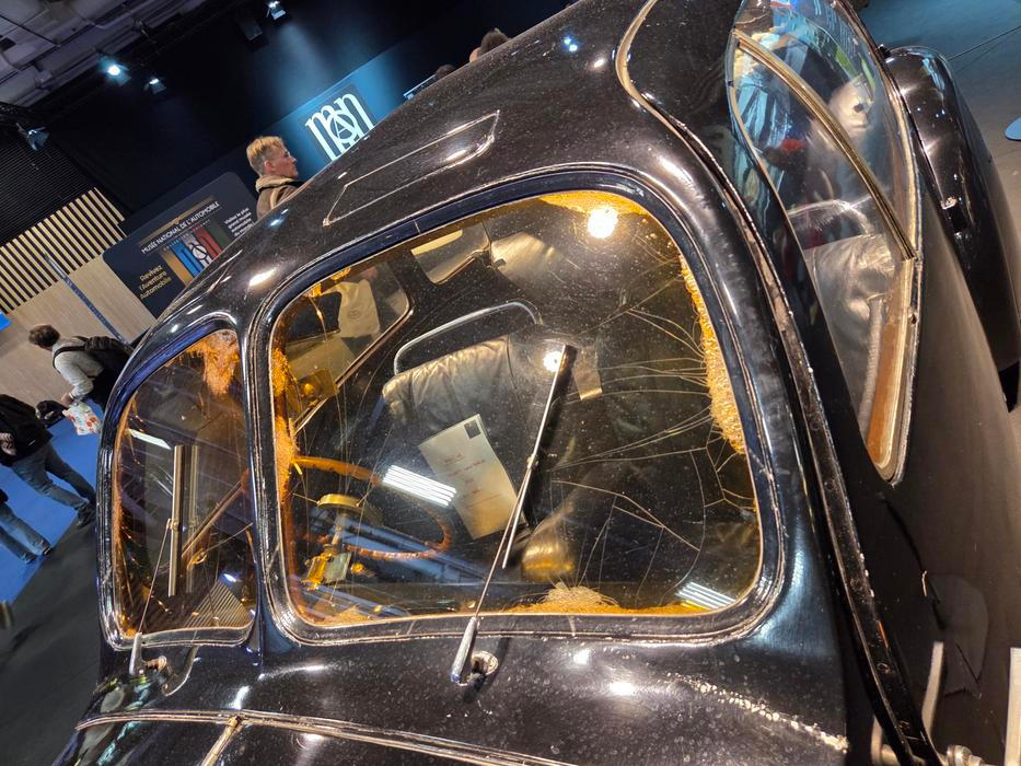 Takto pro změnu vypadá čelní sklo dochovaného prototypu Bugatti Typ 64 z roku 1939. Vývoj přerušila druhá světová válka.