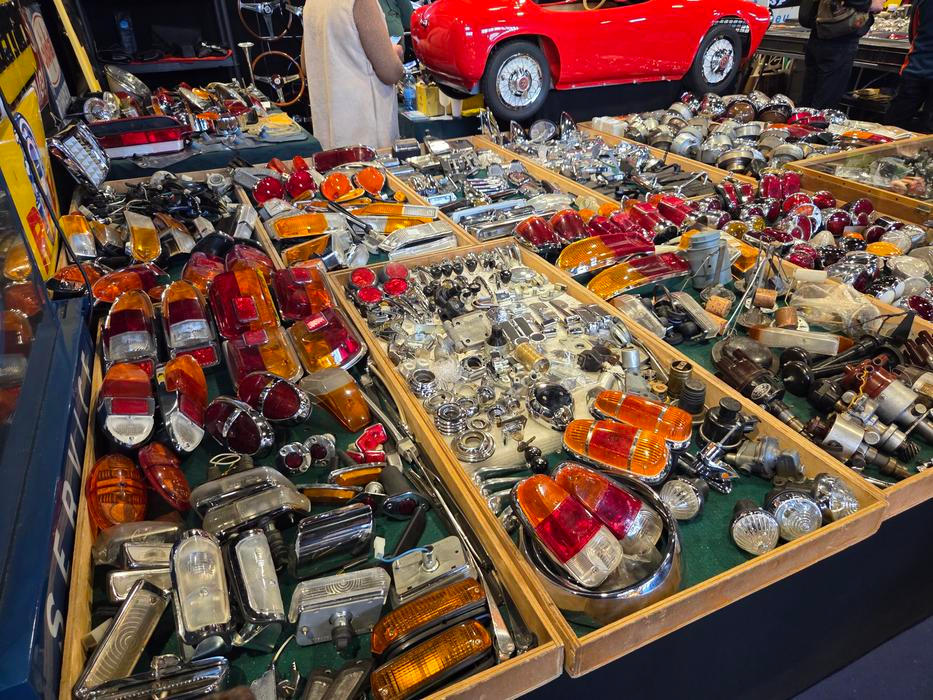 I ten, kdo shání nějaké díly, má v Paříži každoročně šanci.