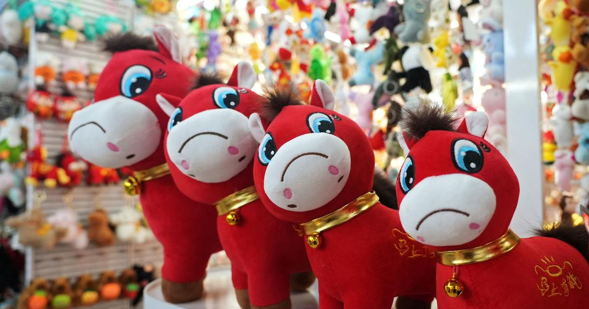 Smutný plyšový koník dobývá Čínu, z chyby ve výrobě je hit