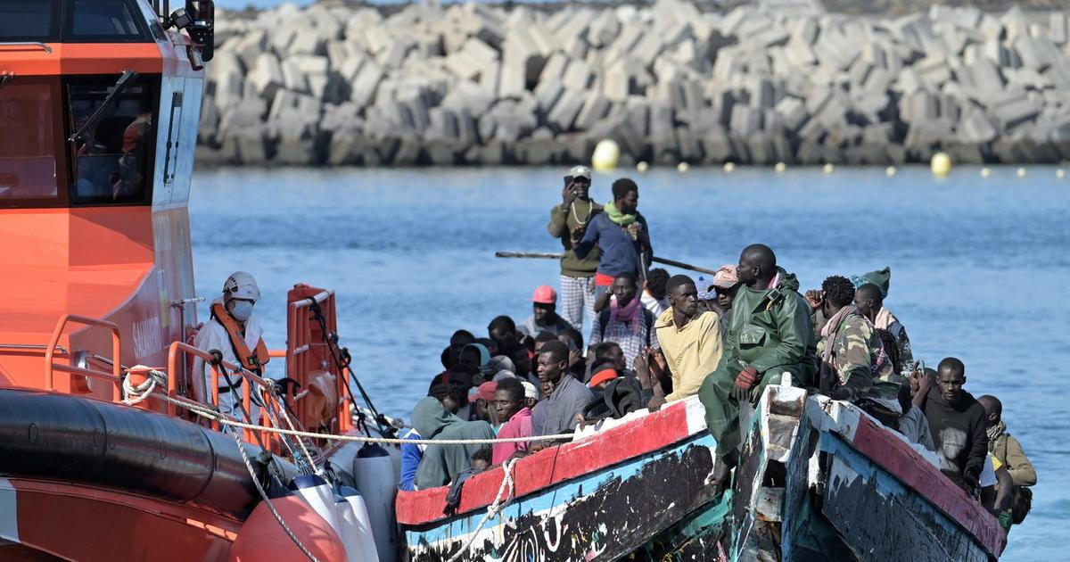 Španělsko otevírá dveře půl milionu migrantů. Chce oslabit „institucionální rasismus“