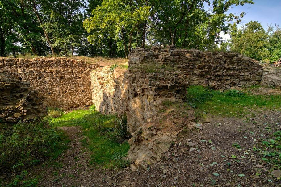 V 19. století nechala většinu zříceniny Nového  Hrádku rozebrat správa Kunratického velkostatku. Důvod? Lákal příliš mnoho výletníků.