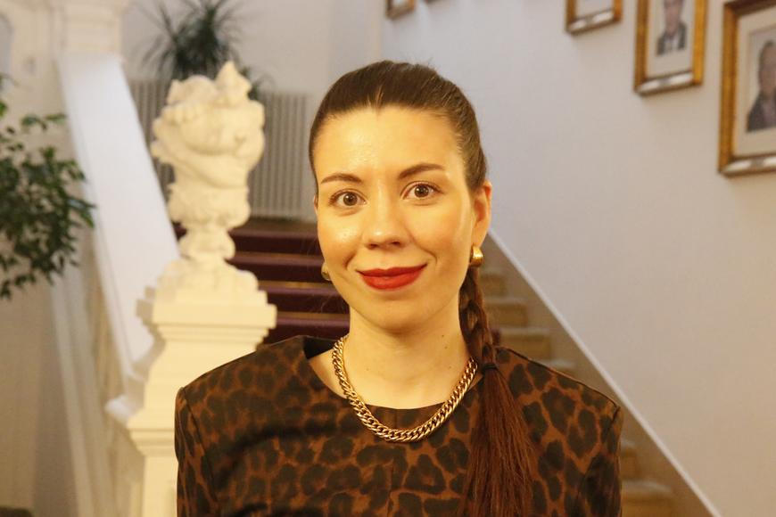 Babišova msta. Proto flanelová košile i chůze pozpátku, tvrdí Pirátka s "ostrým jazykem"