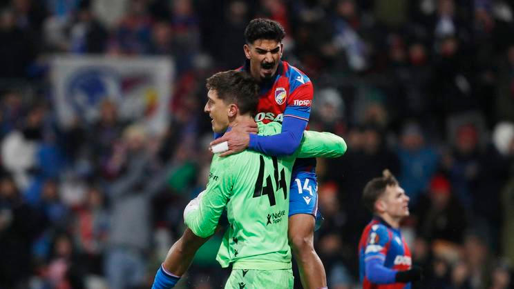 Merchas Doski a Florian Wiegele v zápase Plzně proti Portu v Evropské lize