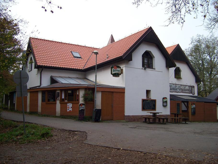 Kamarád Františka Mrázka zemřel na parkovišti známé lesní restaurace.