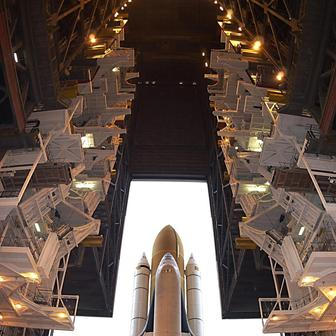 Podle bývalého inženýra NASA Wayna Hala se také vrací stará otázka: jak zajistit, aby se celý obor znovu neutopil v pocitu samozřejmé bezpečnosti.