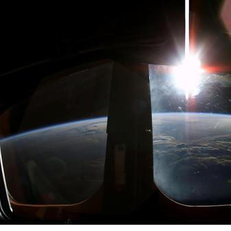 Lodě Crew Dragon a Starliner už nejsou připevněny na bok rakety jako raketoplány, ale sedí na jejím vrcholu. Riziko zásahu troskami při startu se tím výrazně snížilo - právě takové poškození bylo Columbii osudné.