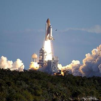 Hale ale zároveň připomíná, že technická opatření sama o sobě nestačí. Stejně důležitá je kultura rozhodování a ochota naslouchat nepohodlným hlasům.