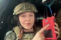 „Když ta čujka začne pípat a ty na displeji vidíš svoje auto, znamená to, že jsi ve špatný čas na špatném místě,“ vysvětluje dobrovolnice Laura Przybyláková.