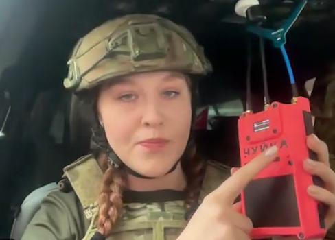 „Když ta čujka začne pípat a ty na displeji vidíš svoje auto, znamená to, že jsi ve špatný čas na špatném místě,“ vysvětluje dobrovolnice Laura Przybyláková.