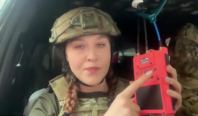 „Když ta čujka začne pípat a ty na displeji vidíš svoje auto, znamená to, že jsi ve špatný čas na špatném místě,“ vysvětluje dobrovolnice Laura Przybyláková.