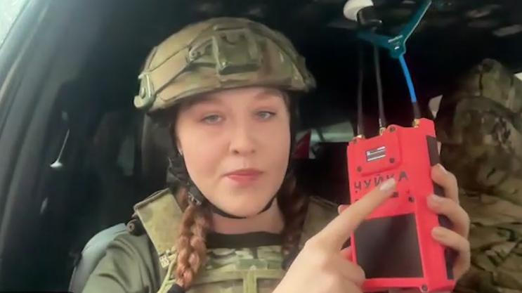 „Když ta čujka začne pípat a ty na displeji vidíš svoje auto, znamená to, že jsi ve špatný čas na špatném místě,“ vysvětluje dobrovolnice Laura Przybyláková.