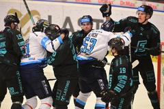 Souboj před brankou Karlových Varů v zápase s Libercem