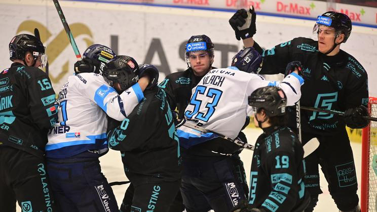 Souboj před brankou Karlových Varů v zápase s Libercem