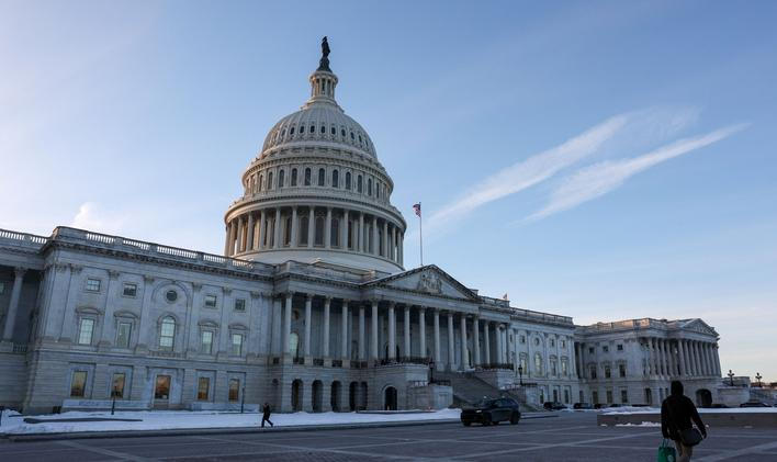Vláda Spojených států v sobotu kvůli neschválenému financování začala fungovat v nouzovém režimu označovaném jako shutdown. Podvečerní snímek Kapitolu, sídla Kongresu USA je z pátku.