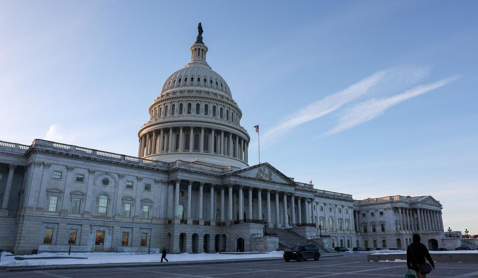 Vláda Spojených států v sobotu kvůli neschválenému financování začala fungovat v nouzovém režimu označovaném jako shutdown. Podvečerní snímek Kapitolu, sídla Kongresu USA je z pátku.
