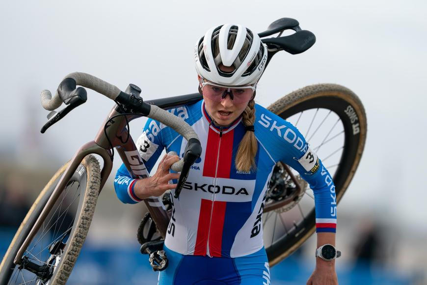 Senzační Bukovská. Česká cyklokrosařka má juniorský titul mistryně světa