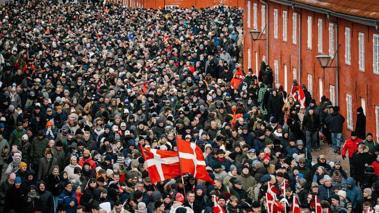 Podle organizátorů se protestního pochodu v Kodani za mrazivého počasí zúčastnilo osm až deset tisíc lidí. Podle odhadů policie jich bylo nejméně 10 tisíc; 31. ledna 2016.