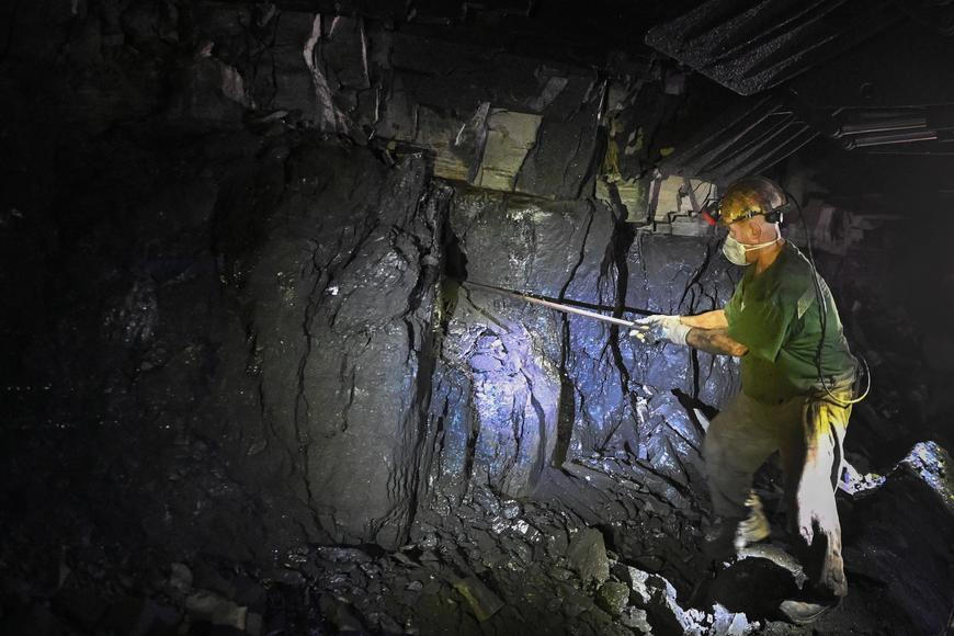 7 058 směn a dost. Muž, který po 250 letech „zhasne“ české hornictví