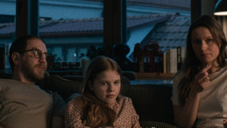 Ve filmu Rozvod za časů války se manželský pár musí vyrovnat s problémy ve vztahu i s procesem odloučení na pozadí uprchlické krize ve Vilniusu v roce 2022.