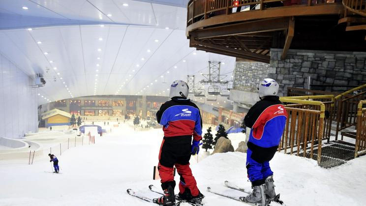 geography / travel, United Arab Emirates, Dubai, skier in the indoor skiing hall ski in the out of one's senses of the emirate, Dubai, Additional-Rights-Clearance-Info-Not-Available