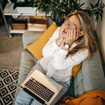 Dlouhodobá únava, pokles nálady nebo neurčité bolesti mohou patřit mezi nenápadné signály, že tělu něco chybí.